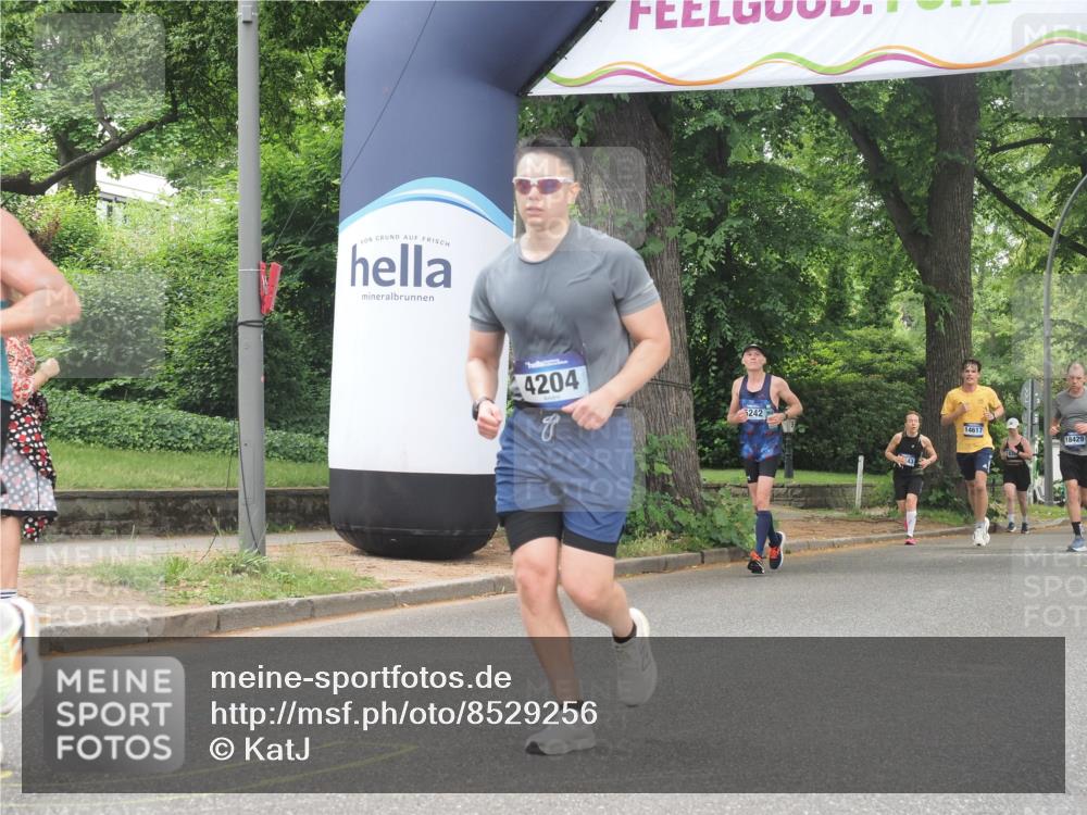29.06.2025 - hella hamburg halbmarathon KatJ http://msf.ph/oto/8529256 29.06.2025 10:56:28 Zwischen KM18-KM19 1032, 3091, 4204, 8614 meine-sportfotos.de