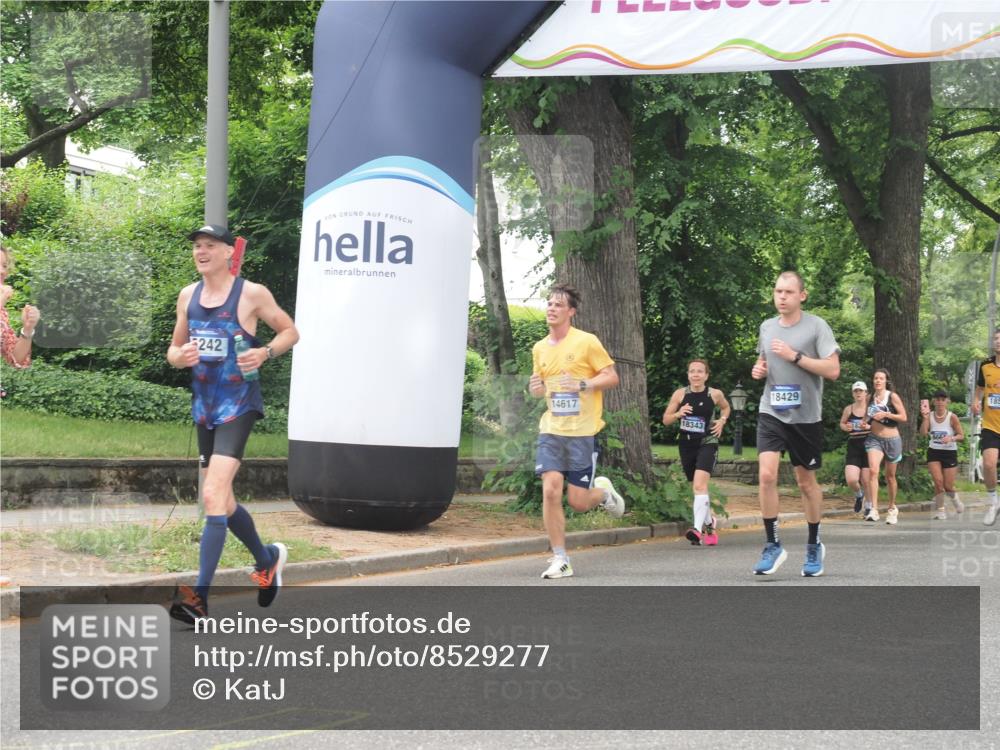 29.06.2025 - hella hamburg halbmarathon KatJ http://msf.ph/oto/8529277 29.06.2025 10:56:31 Zwischen KM18-KM19 1032, 4204, 5242 meine-sportfotos.de