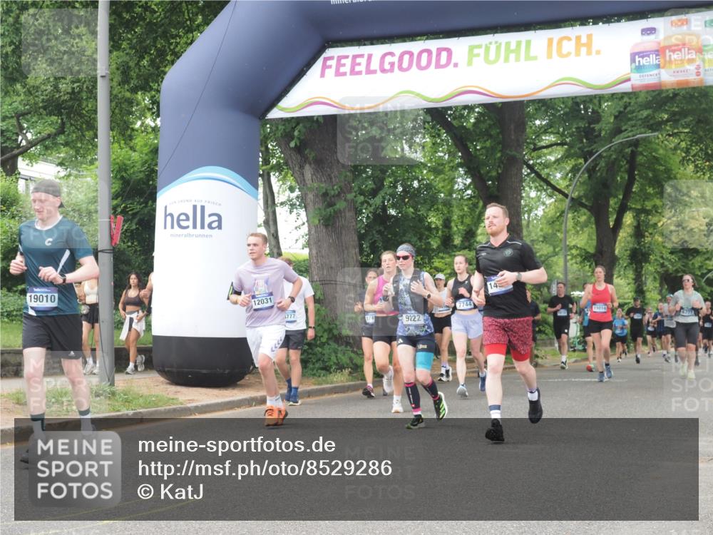29.06.2025 - hella hamburg halbmarathon KatJ http://msf.ph/oto/8529286 29.06.2025 11:05:11 Zwischen KM18-KM19 4990, 8665 meine-sportfotos.de