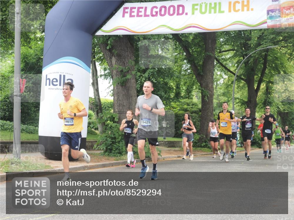 29.06.2025 - hella hamburg halbmarathon KatJ http://msf.ph/oto/8529294 29.06.2025 10:56:32 Zwischen KM18-KM19 1032, 4204, 5242 meine-sportfotos.de