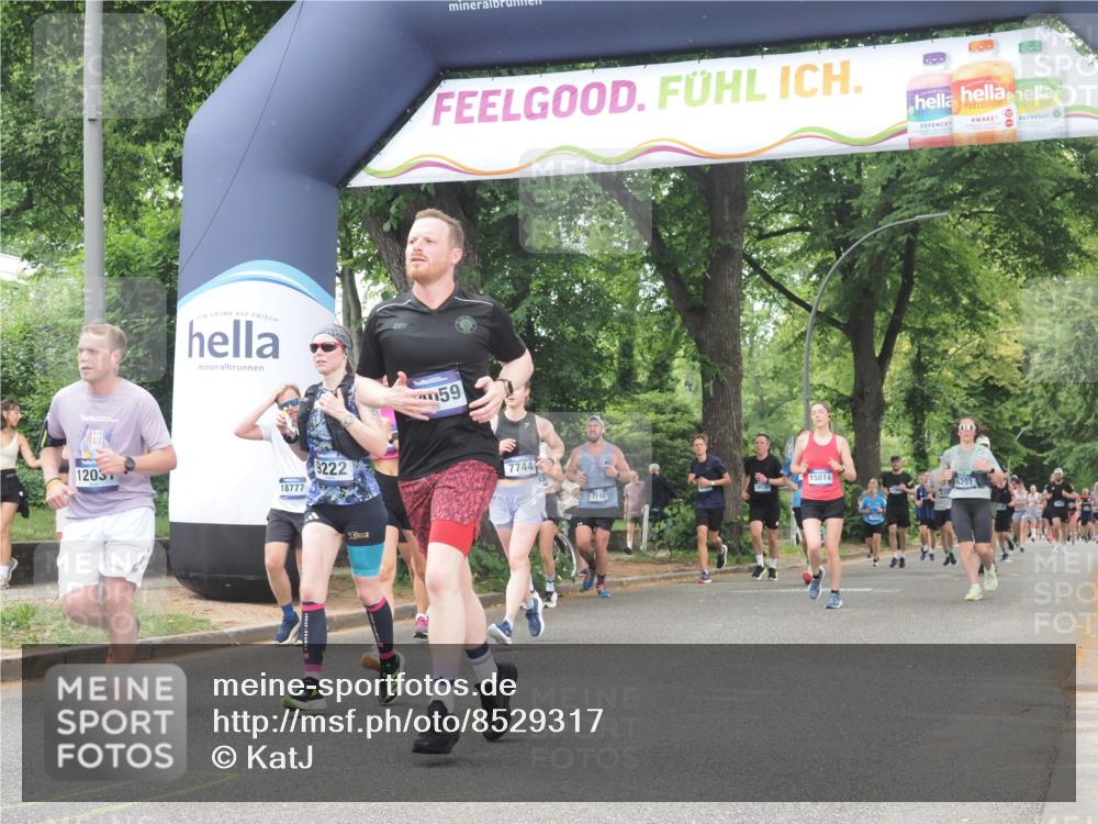 29.06.2025 - hella hamburg halbmarathon KatJ http://msf.ph/oto/8529317 29.06.2025 11:05:12 Zwischen KM18-KM19 4990, 7744, 8665 meine-sportfotos.de