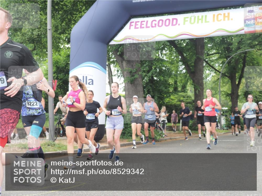 29.06.2025 - hella hamburg halbmarathon KatJ http://msf.ph/oto/8529342 29.06.2025 11:05:13 Zwischen KM18-KM19 4990, 7744, 8665 meine-sportfotos.de