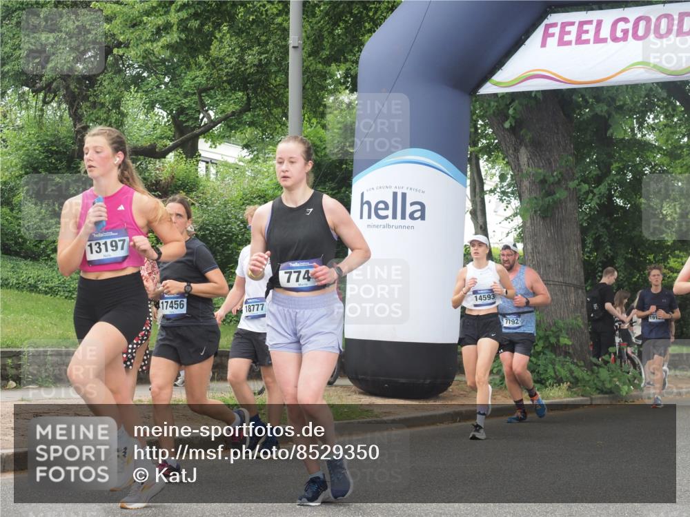 29.06.2025 - hella hamburg halbmarathon KatJ http://msf.ph/oto/8529350 29.06.2025 11:05:14 Zwischen KM18-KM19 4990, 6207, 7744 meine-sportfotos.de
