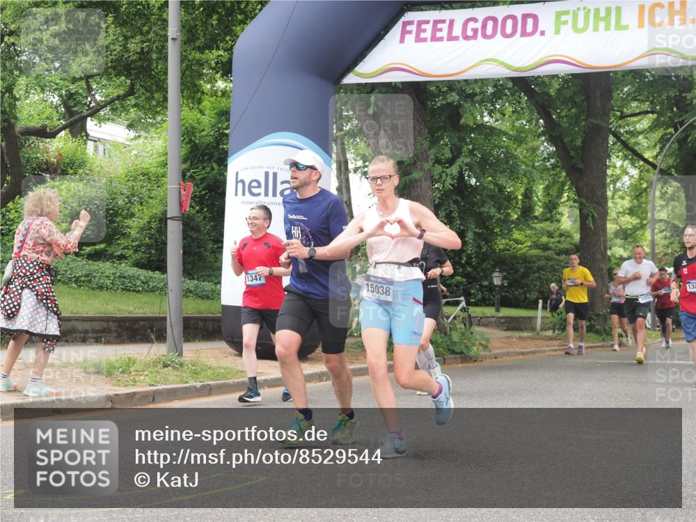 29.06.2025 - hella hamburg halbmarathon KatJ http://msf.ph/oto/8529544 29.06.2025 10:56:46 Zwischen KM18-KM19 2359, 6871 meine-sportfotos.de