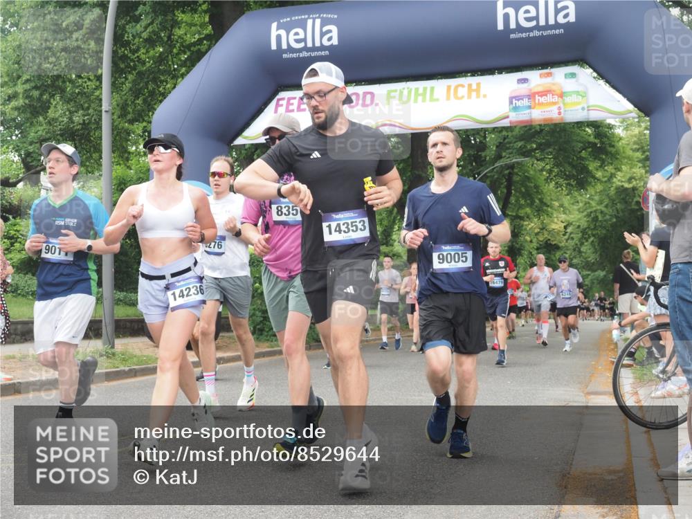 29.06.2025 - hella hamburg halbmarathon KatJ http://msf.ph/oto/8529644 29.06.2025 11:05:26 Zwischen KM18-KM19 2225, 5910, 6275, 6308, 8276, 8357 meine-sportfotos.de