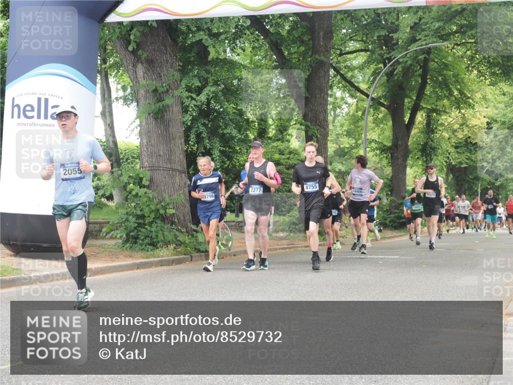 29.06.2025 - hella hamburg halbmarathon KatJ http://msf.ph/oto/8529732 29.06.2025 10:57:06 Zwischen KM18-KM19 2055, 3844, 8755 meine-sportfotos.de