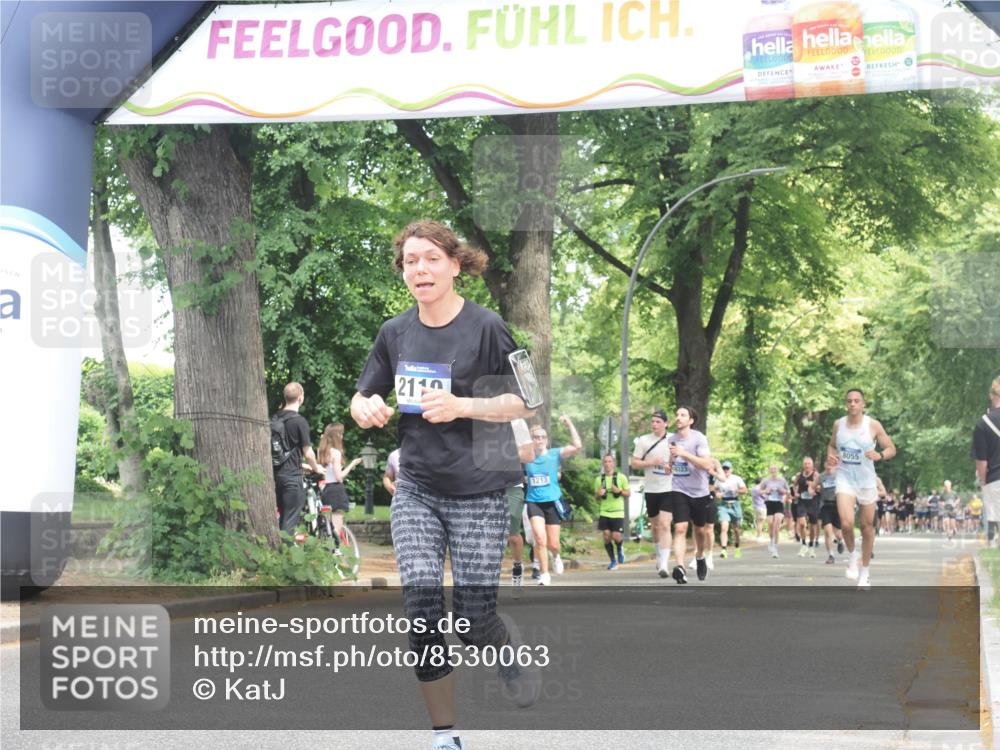 29.06.2025 - hella hamburg halbmarathon KatJ http://msf.ph/oto/8530063 29.06.2025 10:57:35 Zwischen KM18-KM19 2110, 4007 meine-sportfotos.de