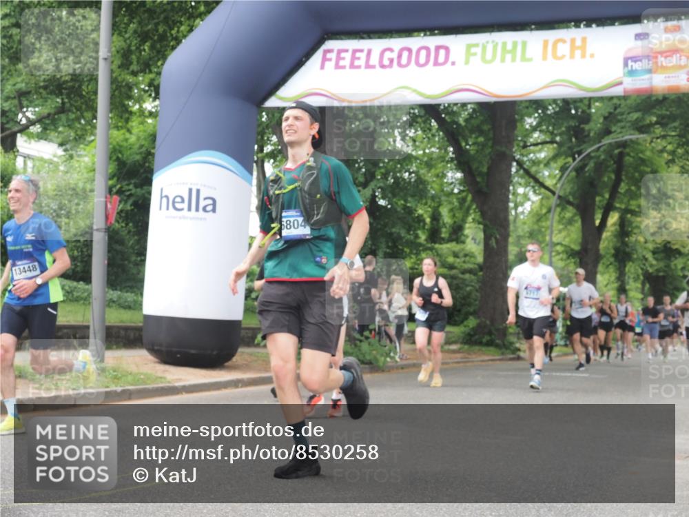 29.06.2025 - hella hamburg halbmarathon KatJ http://msf.ph/oto/8530258 29.06.2025 11:06:00 Zwischen KM18-KM19 1046, 6194, 7739 meine-sportfotos.de