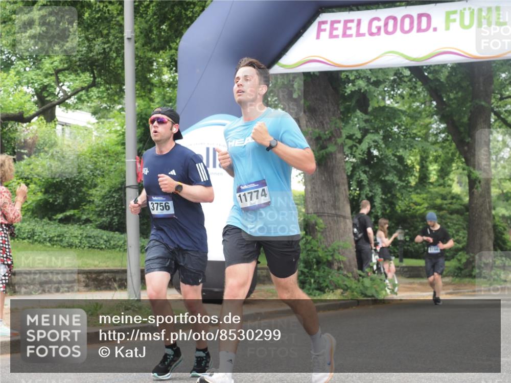 29.06.2025 - hella hamburg halbmarathon KatJ http://msf.ph/oto/8530299 29.06.2025 10:57:49 Zwischen KM18-KM19 3756, 7346, 8001 meine-sportfotos.de