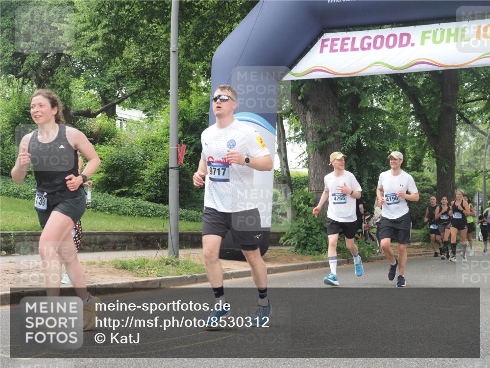 29.06.2025 - hella hamburg halbmarathon KatJ http://msf.ph/oto/8530312 29.06.2025 11:06:03 Zwischen KM18-KM19 4190, 6194, 7739 meine-sportfotos.de
