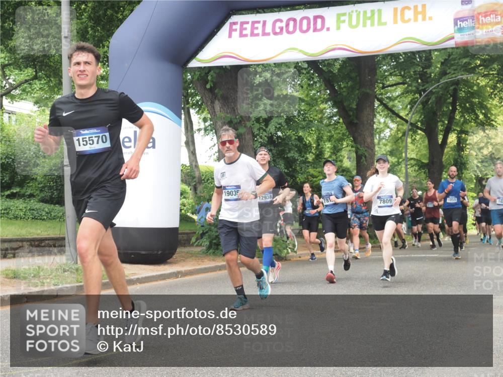 29.06.2025 - hella hamburg halbmarathon KatJ http://msf.ph/oto/8530589 29.06.2025 10:58:09 Zwischen KM18-KM19 2904, 4394, 7809, 7810 meine-sportfotos.de