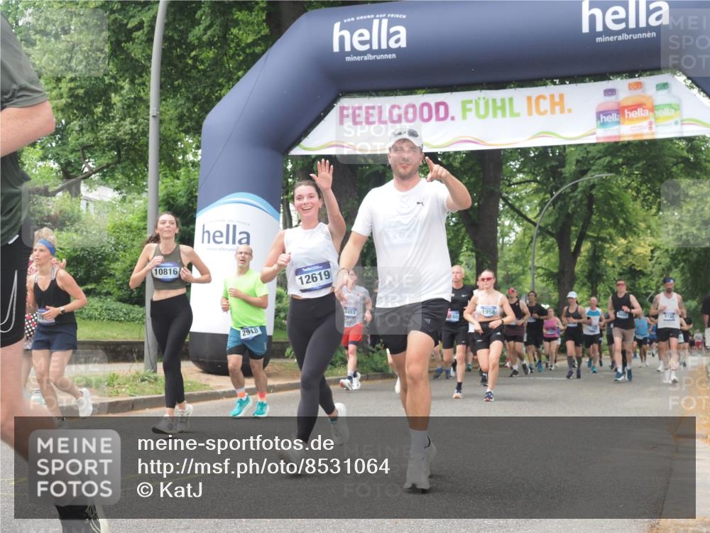29.06.2025 - hella hamburg halbmarathon KatJ http://msf.ph/oto/8531064 29.06.2025 11:06:56 Zwischen KM18-KM19 1958, 2918, 4718 meine-sportfotos.de