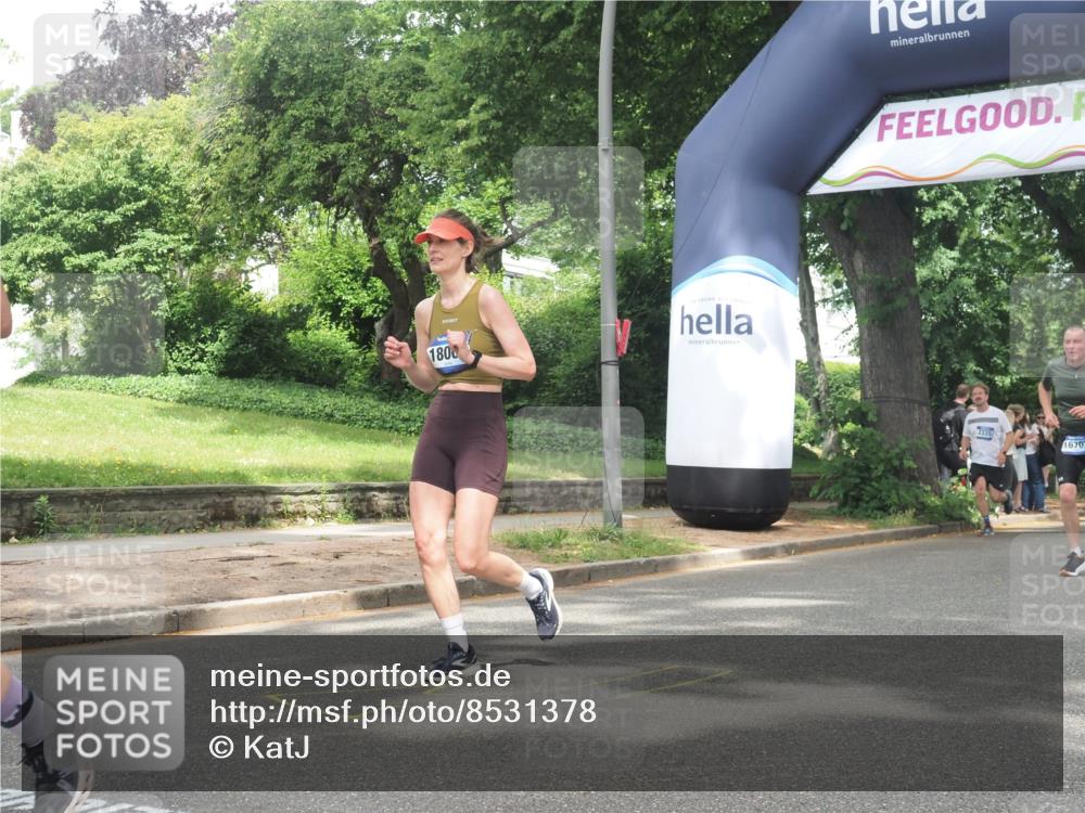 29.06.2025 - hella hamburg halbmarathon KatJ http://msf.ph/oto/8531378 29.06.2025 11:08:08 Zwischen KM18-KM19 2064, 2101, 3321 meine-sportfotos.de