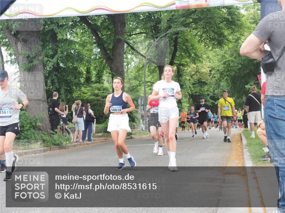 29.06.2025 - hella hamburg halbmarathon KatJ http://msf.ph/oto/8531615 29.06.2025 11:08:56 Zwischen KM18-KM19 1158 meine-sportfotos.de