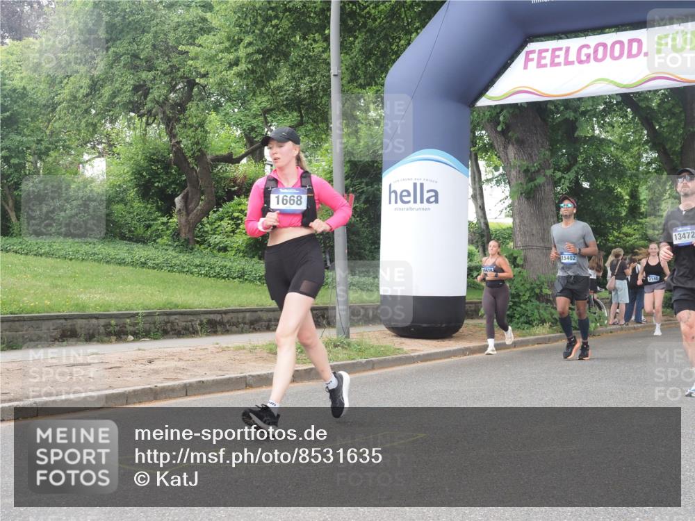 29.06.2025 - hella hamburg halbmarathon KatJ http://msf.ph/oto/8531635 29.06.2025 11:09:02 Zwischen KM18-KM19 1349, 1668, 2478 meine-sportfotos.de