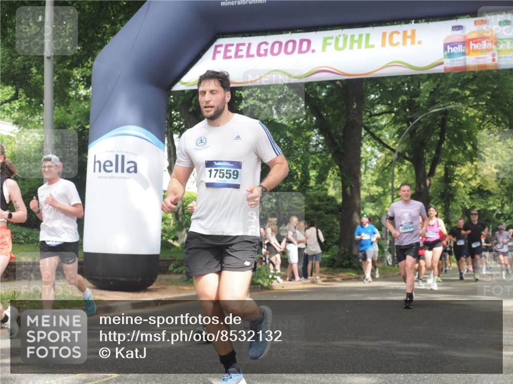 29.06.2025 - hella hamburg halbmarathon KatJ http://msf.ph/oto/8532132 29.06.2025 11:10:47 Zwischen KM18-KM19 3678, 3817, 6102, 6736, 7446, 7447 meine-sportfotos.de
