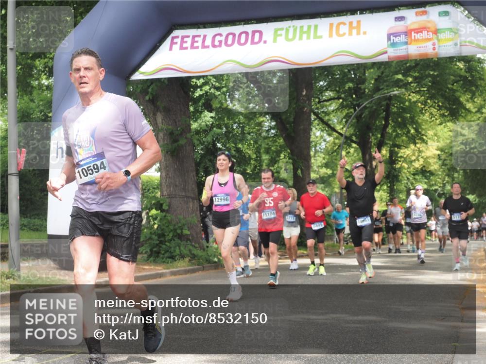 29.06.2025 - hella hamburg halbmarathon KatJ http://msf.ph/oto/8532150 29.06.2025 11:10:50 Zwischen KM18-KM19 3678, 6102, 6736 meine-sportfotos.de