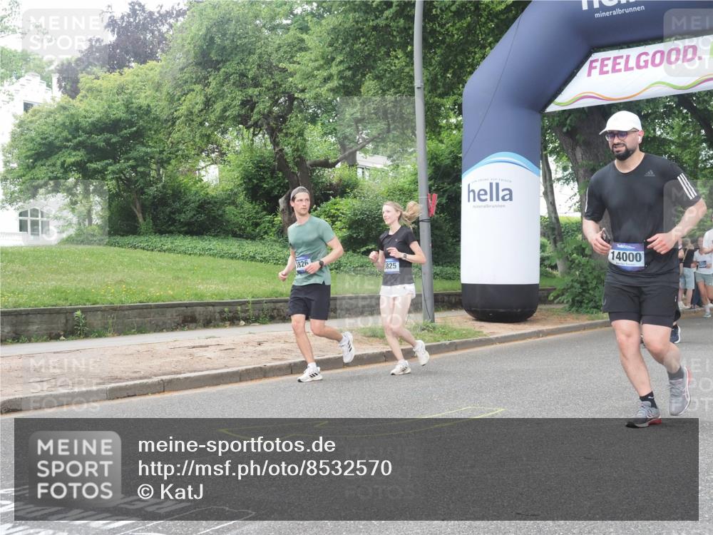 29.06.2025 - hella hamburg halbmarathon KatJ http://msf.ph/oto/8532570 29.06.2025 11:12:31 Zwischen KM18-KM19 3825, 3826 meine-sportfotos.de