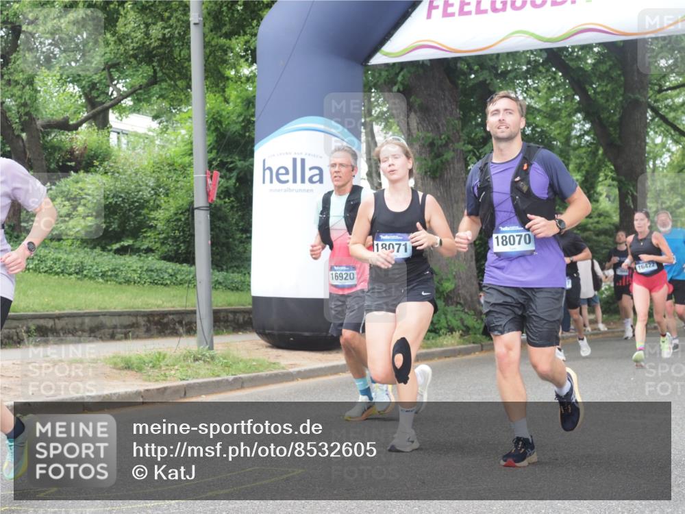 29.06.2025 - hella hamburg halbmarathon KatJ http://msf.ph/oto/8532605 29.06.2025 11:12:38 Zwischen KM18-KM19 3185, 3826, 6710, 7266 meine-sportfotos.de