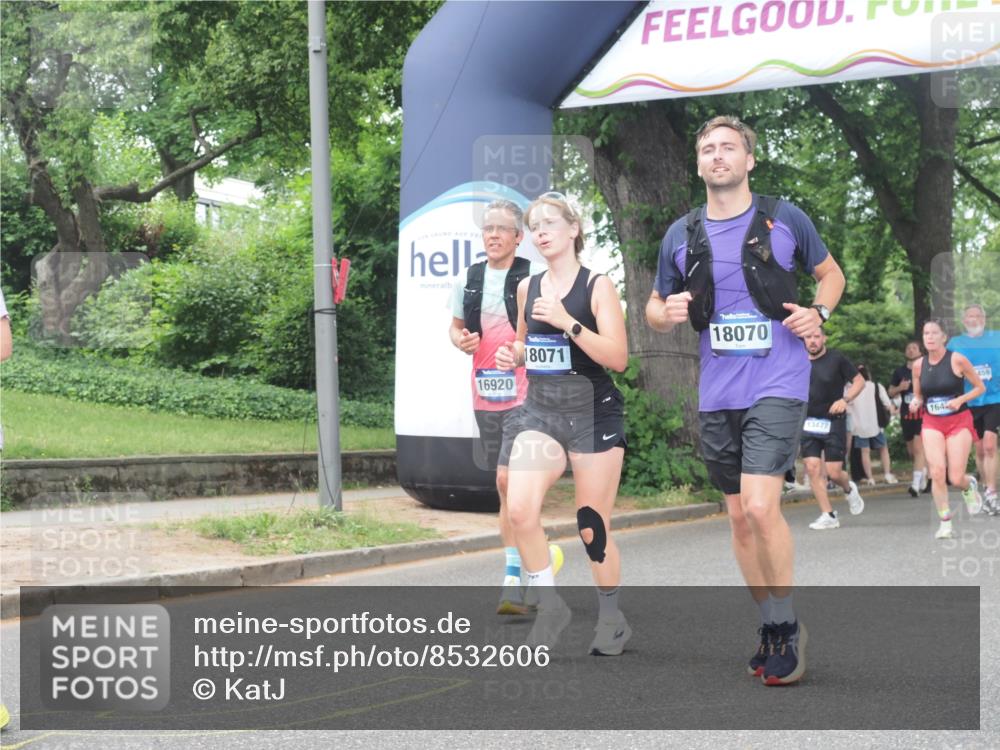 29.06.2025 - hella hamburg halbmarathon KatJ http://msf.ph/oto/8532606 29.06.2025 11:12:39 Zwischen KM18-KM19 3185, 6710, 7266 meine-sportfotos.de