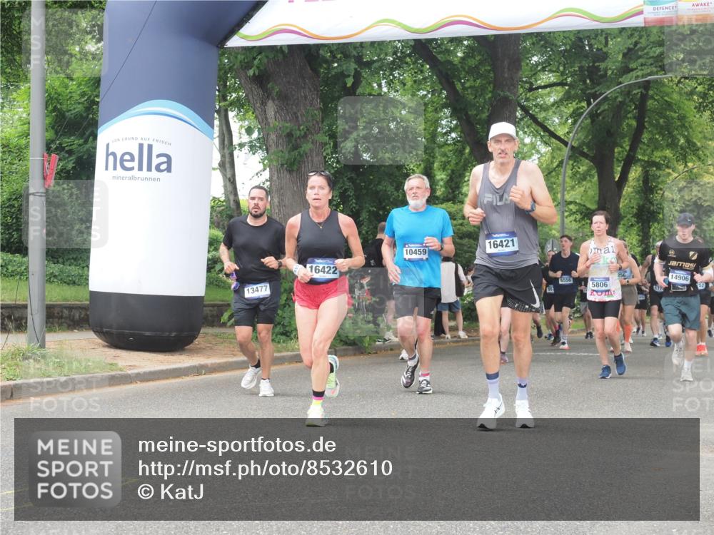29.06.2025 - hella hamburg halbmarathon KatJ http://msf.ph/oto/8532610 29.06.2025 11:12:40 Zwischen KM18-KM19 3185, 6710, 7266 meine-sportfotos.de