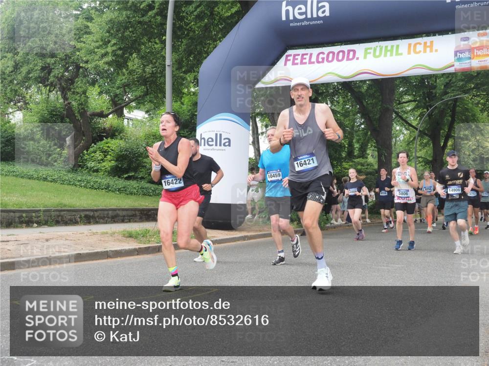 29.06.2025 - hella hamburg halbmarathon KatJ http://msf.ph/oto/8532616 29.06.2025 11:12:41 Zwischen KM18-KM19 5806, 6710, 7266 meine-sportfotos.de