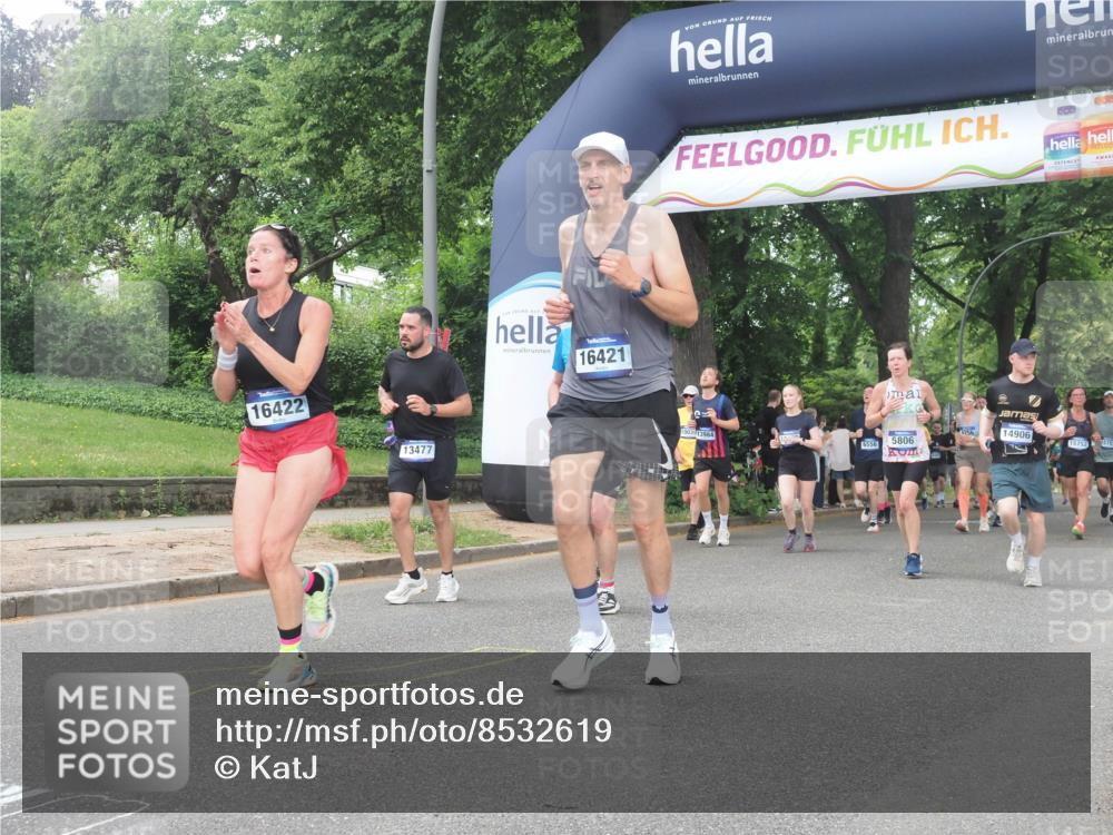 29.06.2025 - hella hamburg halbmarathon KatJ http://msf.ph/oto/8532619 29.06.2025 11:12:42 Zwischen KM18-KM19 5806, 7266 meine-sportfotos.de