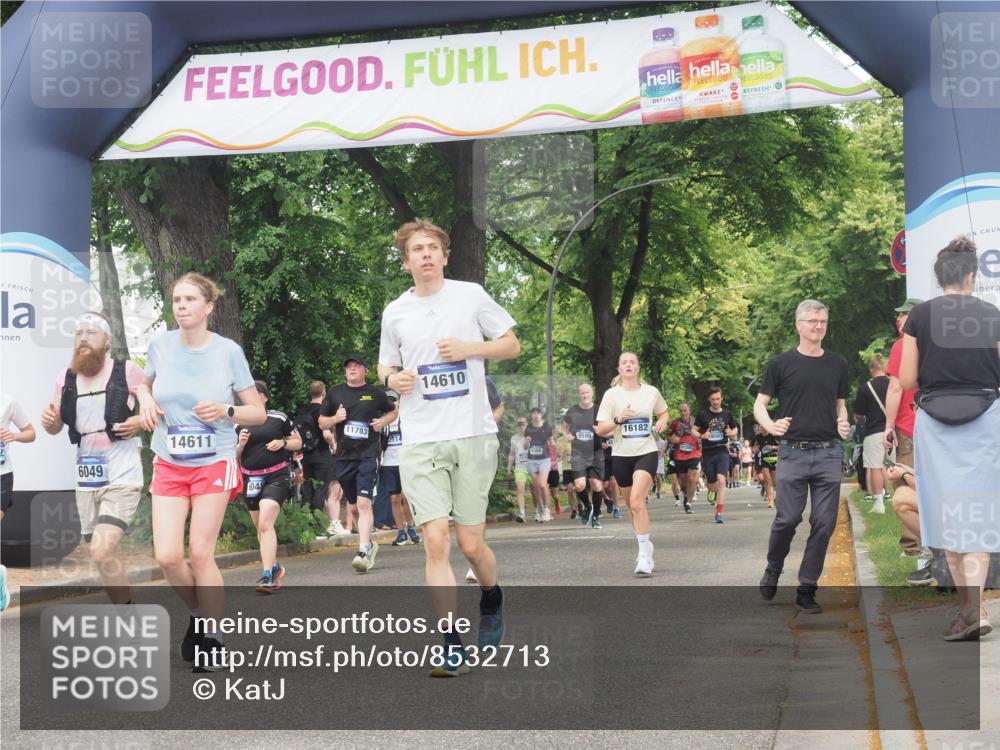 29.06.2025 - hella hamburg halbmarathon KatJ http://msf.ph/oto/8532713 29.06.2025 11:13:55 Zwischen KM18-KM19 4597, 6048, 6049 meine-sportfotos.de