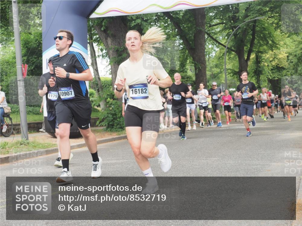 29.06.2025 - hella hamburg halbmarathon KatJ http://msf.ph/oto/8532719 29.06.2025 11:13:57 Zwischen KM18-KM19 6048, 6049 meine-sportfotos.de