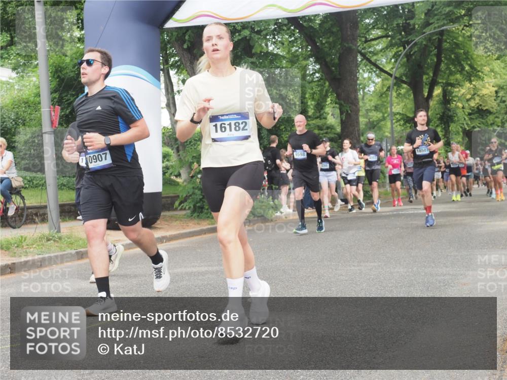 29.06.2025 - hella hamburg halbmarathon KatJ http://msf.ph/oto/8532720 29.06.2025 11:13:58 Zwischen KM18-KM19 6048, 6049 meine-sportfotos.de