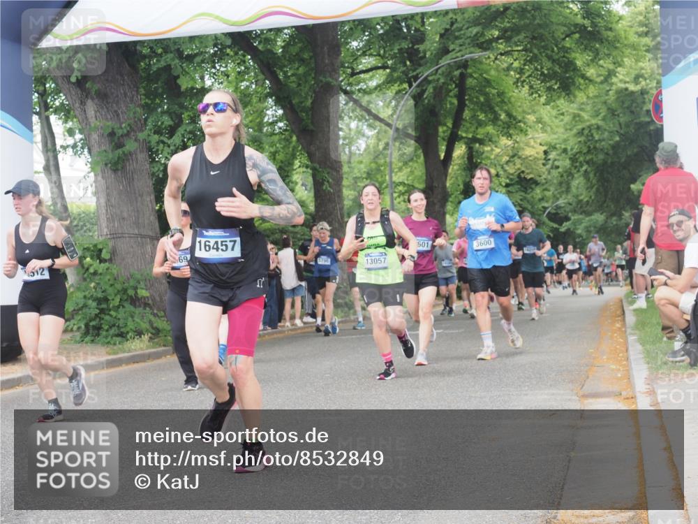 29.06.2025 - hella hamburg halbmarathon KatJ http://msf.ph/oto/8532849 29.06.2025 11:14:25 Zwischen KM18-KM19 1328, 2891, 2959, 3600, 3601, 4969, 6640, 7604, 7820 meine-sportfotos.de