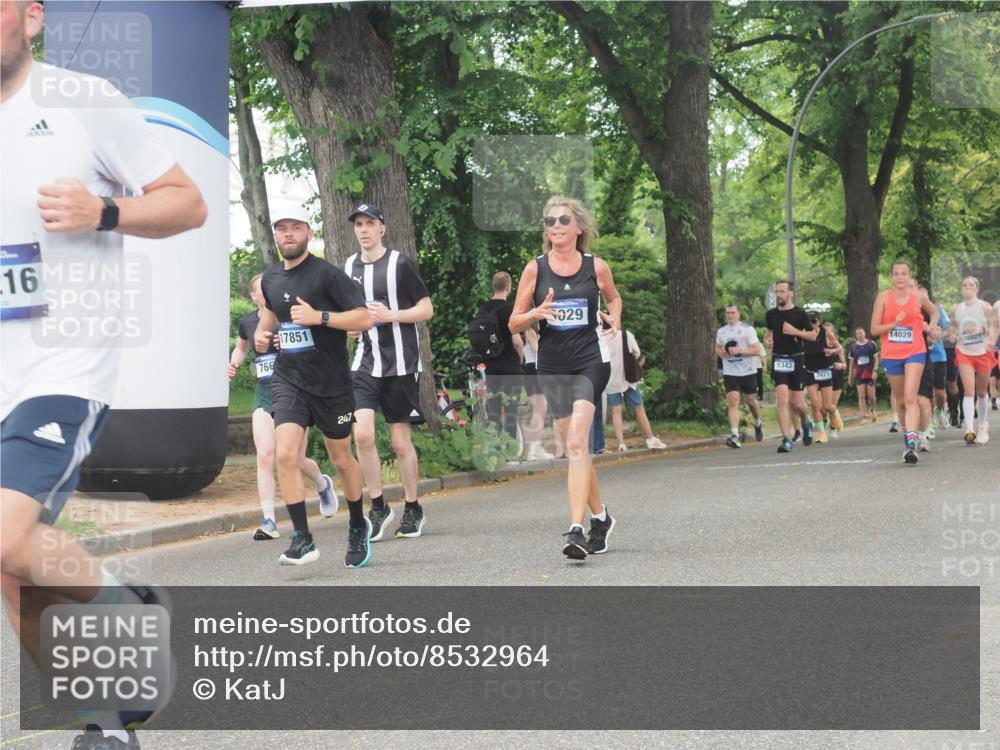 29.06.2025 - hella hamburg halbmarathon KatJ http://msf.ph/oto/8532964 29.06.2025 11:14:50 Zwischen KM18-KM19 2357, 3029, 3050, 4122, 5584, 6304 meine-sportfotos.de