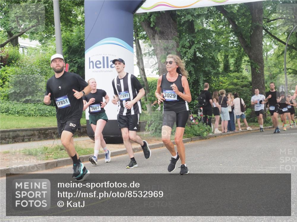 29.06.2025 - hella hamburg halbmarathon KatJ http://msf.ph/oto/8532969 29.06.2025 11:14:51 Zwischen KM18-KM19 3029, 3050, 4122, 5584, 6304 meine-sportfotos.de