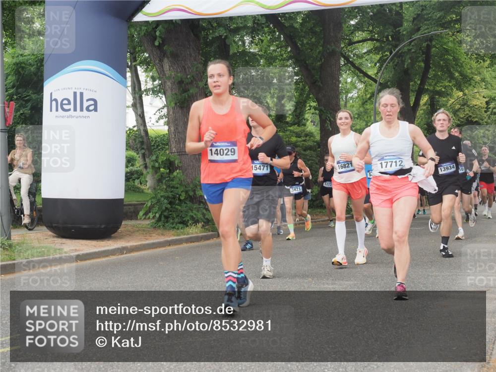 29.06.2025 - hella hamburg halbmarathon KatJ http://msf.ph/oto/8532981 29.06.2025 11:14:54 Zwischen KM18-KM19 3029, 3421, 5343, 7667 meine-sportfotos.de