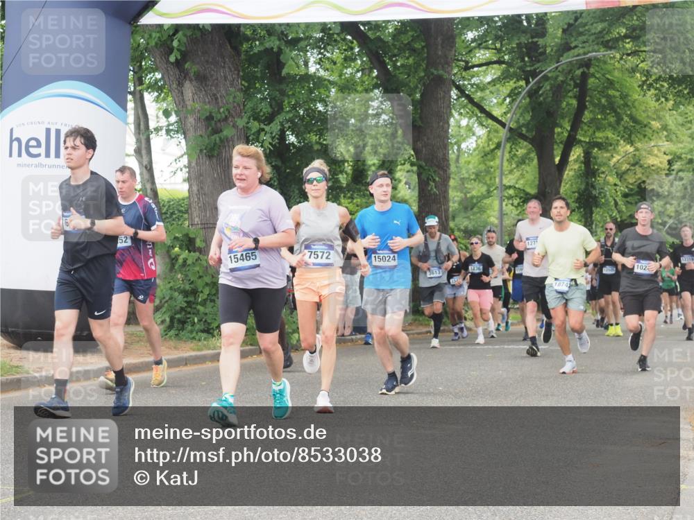 29.06.2025 - hella hamburg halbmarathon KatJ http://msf.ph/oto/8533038 29.06.2025 11:15:06 Zwischen KM18-KM19 2945, 3424, 7252 meine-sportfotos.de