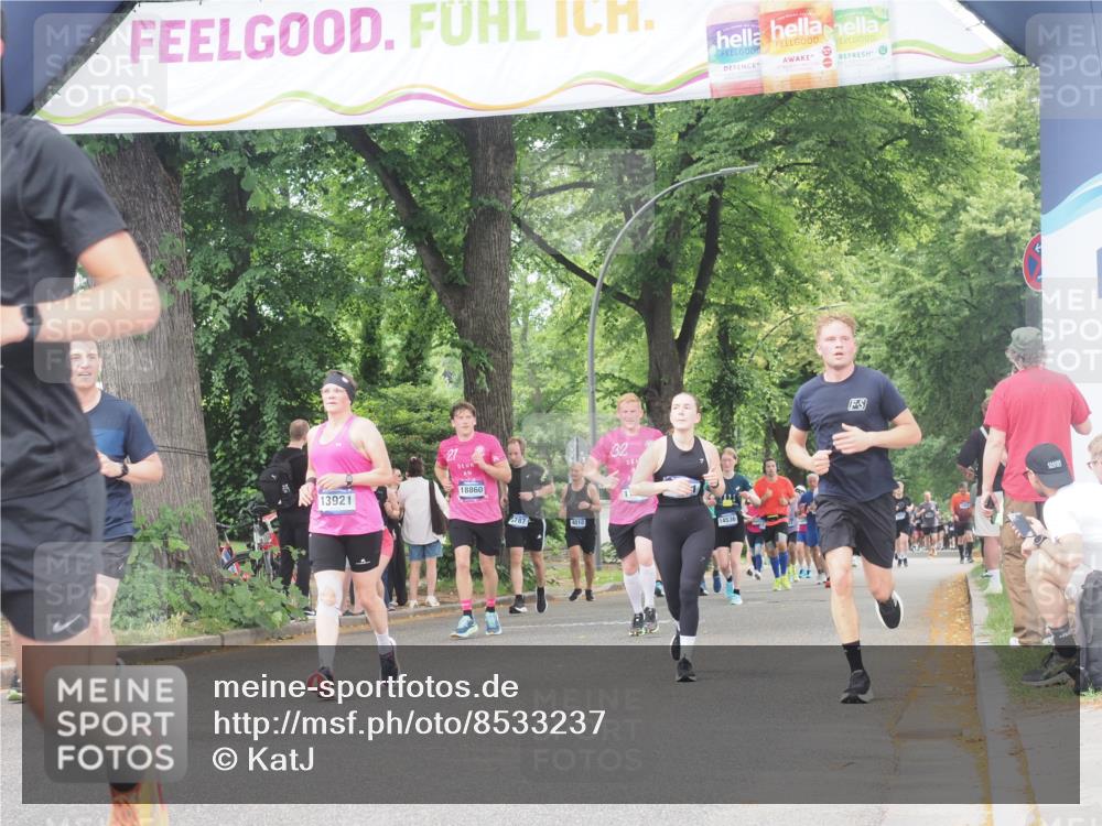29.06.2025 - hella hamburg halbmarathon KatJ http://msf.ph/oto/8533237 29.06.2025 11:15:51 Zwischen KM18-KM19 4111, 4375, 4376, 8124 meine-sportfotos.de