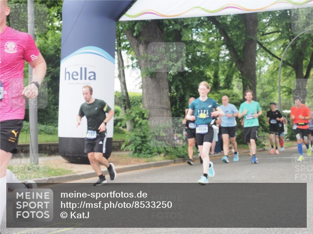 29.06.2025 - hella hamburg halbmarathon KatJ http://msf.ph/oto/8533250 29.06.2025 11:15:55 Zwischen KM18-KM19 4376, 6478, 6787, 8124 meine-sportfotos.de