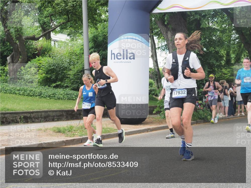 29.06.2025 - hella hamburg halbmarathon KatJ http://msf.ph/oto/8533409 29.06.2025 11:16:34 Zwischen KM18-KM19 3358, 3753, 6195 meine-sportfotos.de