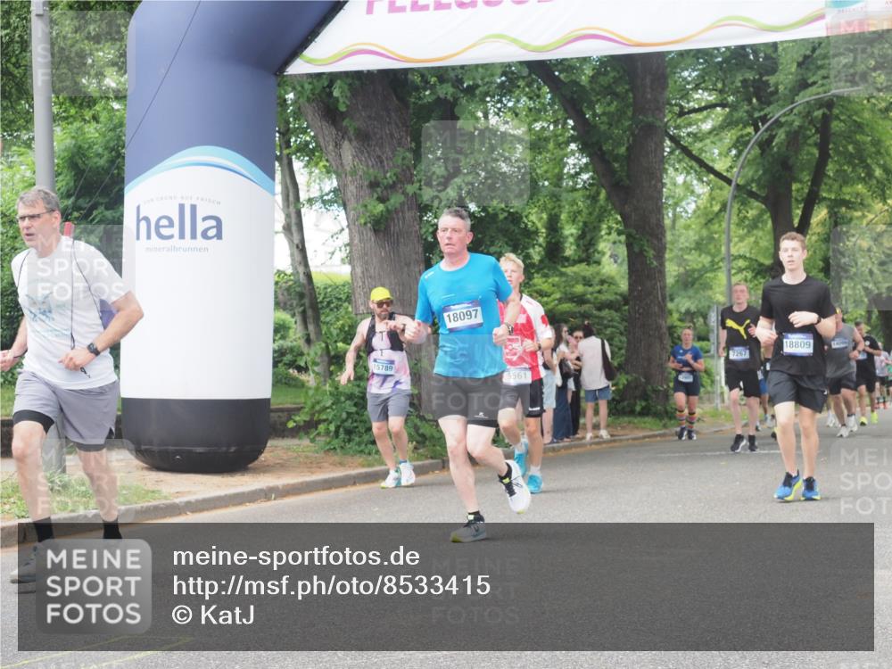 29.06.2025 - hella hamburg halbmarathon KatJ http://msf.ph/oto/8533415 29.06.2025 11:16:35 Zwischen KM18-KM19 3753, 6195 meine-sportfotos.de
