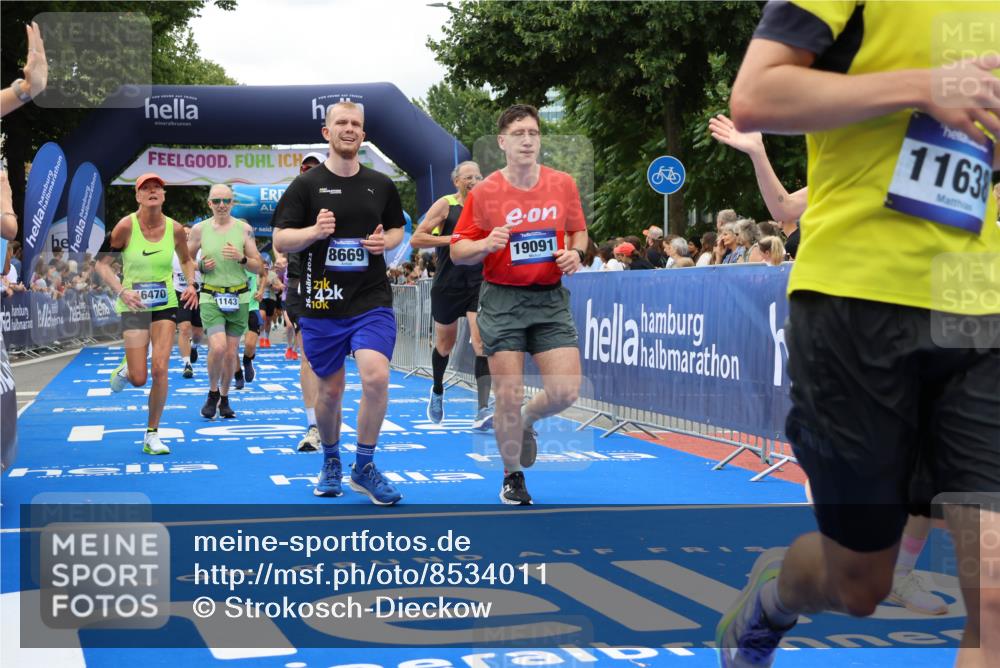 29.06.2025 - hella hamburg halbmarathon Strokosch-Dieckow http://msf.ph/oto/8534011 29.06.2025 10:56:59 Ziel 1485, 1955, 2282, 2759, 4261, 4299, 5033, 6835, 8669, 11043, 11143, 11212, 11638, 13691, 14408, 14588, 14678, 15097, 16470, 16620, 16909, 17617, 18208, 18719, 19091 meine-sportfotos.de