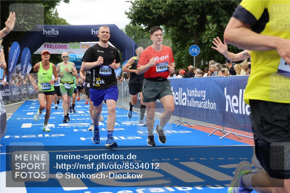 29.06.2025 - hella hamburg halbmarathon Strokosch-Dieckow http://msf.ph/oto/8534012 29.06.2025 10:56:59 Ziel 1485, 1955, 2282, 2759, 4261, 4299, 5033, 6835, 8669, 11043, 11143, 11212, 11638, 13691, 14408, 14588, 14678, 15097, 16470, 16620, 16909, 17617, 18208, 18719, 19091 meine-sportfotos.de