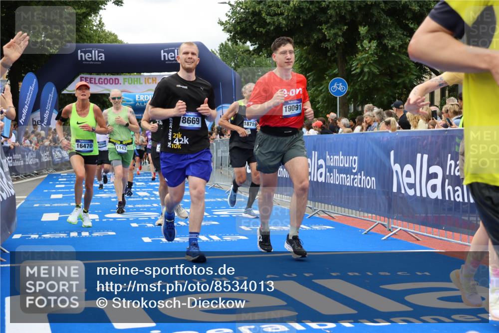 29.06.2025 - hella hamburg halbmarathon Strokosch-Dieckow http://msf.ph/oto/8534013 29.06.2025 10:56:59 Ziel 1485, 1955, 2282, 2759, 4261, 4299, 5033, 6835, 8669, 11043, 11143, 11212, 11638, 13691, 14408, 14588, 14678, 15097, 16470, 16620, 16909, 17617, 18208, 18719, 19091 meine-sportfotos.de