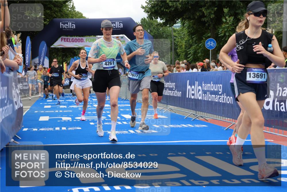 29.06.2025 - hella hamburg halbmarathon Strokosch-Dieckow http://msf.ph/oto/8534029 29.06.2025 10:57:05 Ziel 1387, 1485, 1877, 4167, 4261, 4299, 8669, 9884, 11143, 11212, 11612, 11638, 13691, 13750, 14139, 14408, 14588, 15110, 15726, 16470, 16909, 17617, 18208, 18719, 19091, 19184 meine-sportfotos.de
