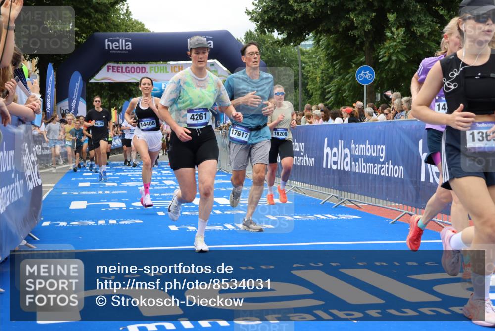 29.06.2025 - hella hamburg halbmarathon Strokosch-Dieckow http://msf.ph/oto/8534031 29.06.2025 10:57:05 Ziel 1387, 1485, 1877, 4167, 4261, 4299, 8669, 9884, 11143, 11212, 11612, 11638, 13691, 13750, 14139, 14408, 14588, 15110, 15726, 16470, 16909, 17617, 18208, 18719, 19091, 19184 meine-sportfotos.de
