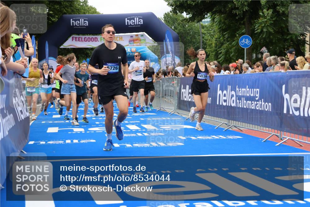 29.06.2025 - hella hamburg halbmarathon Strokosch-Dieckow http://msf.ph/oto/8534044 29.06.2025 10:57:08 Ziel 1387, 1485, 1877, 2676, 4167, 4261, 4940, 9577, 9884, 10383, 11143, 11590, 11612, 13691, 13750, 14139, 14408, 14588, 15110, 15664, 15726, 16909, 17617, 17660, 17848, 17993, 18208, 18719, 19184 meine-sportfotos.de