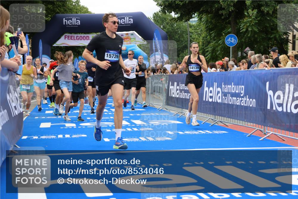 29.06.2025 - hella hamburg halbmarathon Strokosch-Dieckow http://msf.ph/oto/8534046 29.06.2025 10:57:08 Ziel 1387, 1485, 1877, 2676, 4167, 4261, 4940, 9577, 9884, 10383, 11143, 11590, 11612, 13691, 13750, 14139, 14408, 14588, 15110, 15664, 15726, 16909, 17617, 17660, 17848, 17993, 18208, 18719, 19184 meine-sportfotos.de