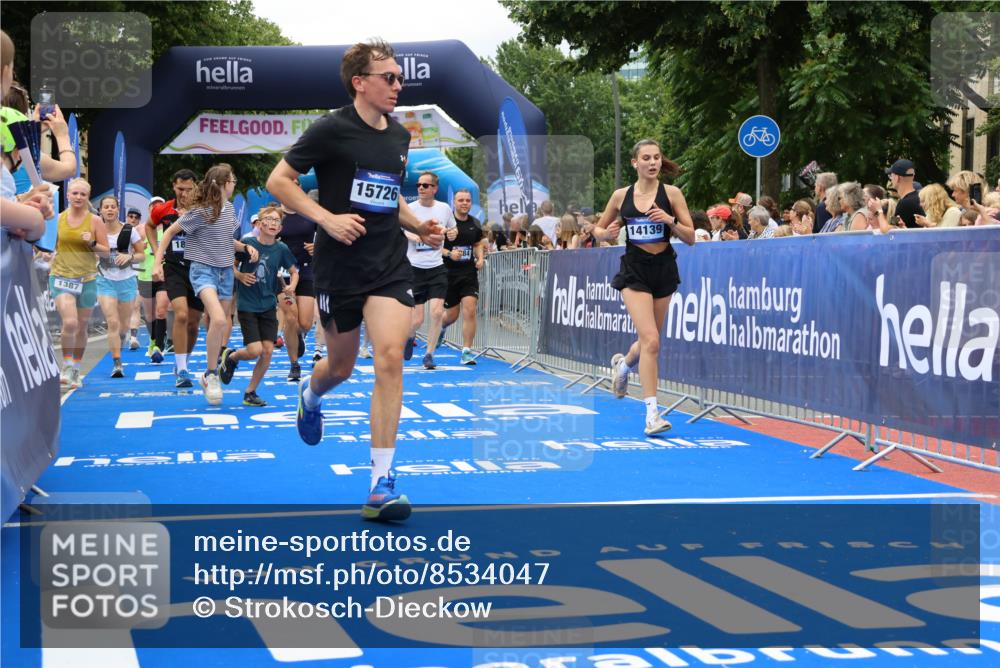 29.06.2025 - hella hamburg halbmarathon Strokosch-Dieckow http://msf.ph/oto/8534047 29.06.2025 10:57:08 Ziel 1387, 1485, 1877, 2676, 4167, 4261, 4940, 9577, 9884, 10383, 11143, 11590, 11612, 13691, 13750, 14139, 14408, 14588, 15110, 15664, 15726, 16909, 17617, 17660, 17848, 17993, 18208, 18719, 19184 meine-sportfotos.de