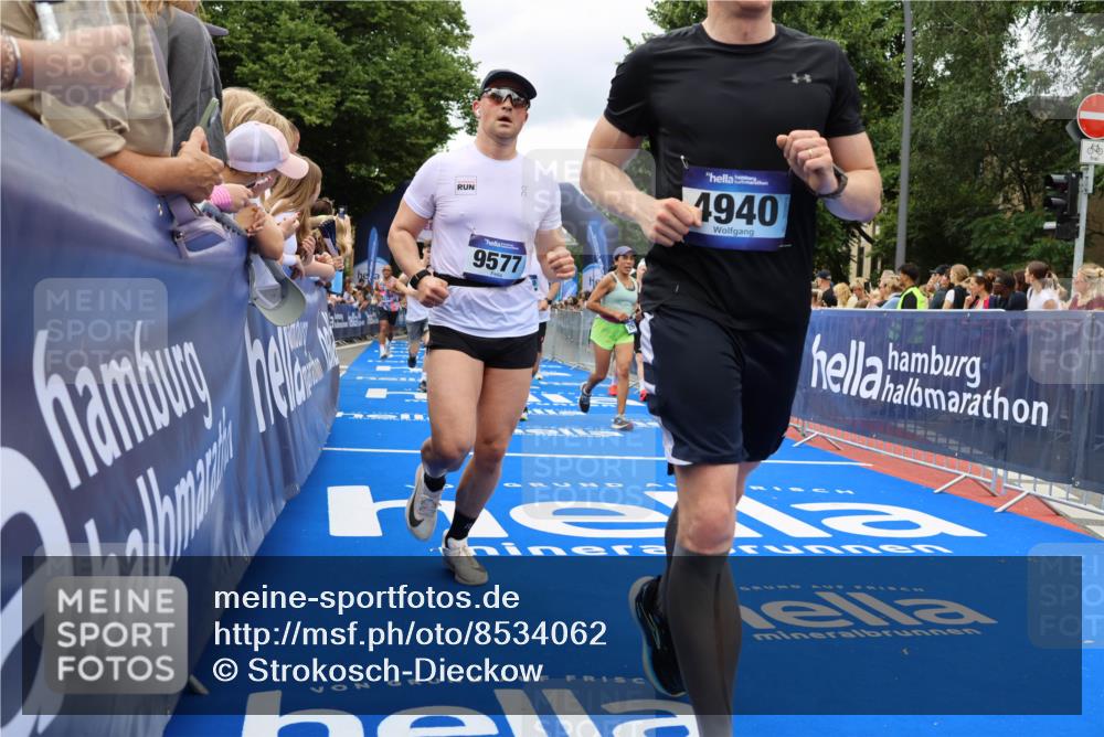 29.06.2025 - hella hamburg halbmarathon Strokosch-Dieckow http://msf.ph/oto/8534062 29.06.2025 10:57:14 Ziel 1387, 1877, 2417, 2676, 4167, 4940, 5926, 6272, 8585, 9450, 9577, 9884, 9934, 10383, 11590, 11612, 12014, 12590, 13664, 13750, 14139, 15110, 15229, 15664, 15726, 16625, 17660, 17779, 17848, 17993, 19184 meine-sportfotos.de