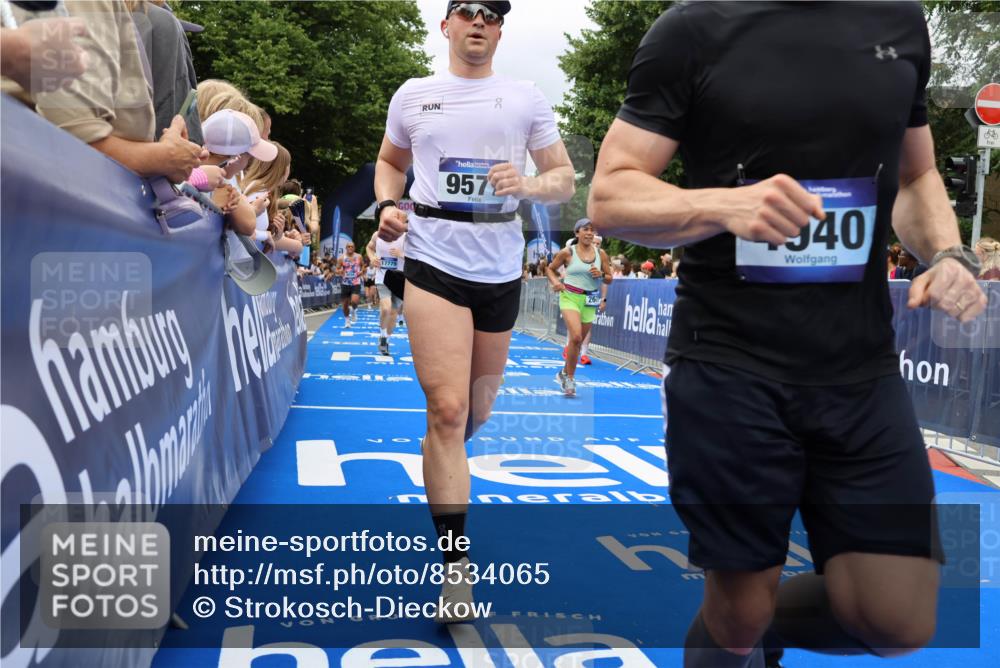 29.06.2025 - hella hamburg halbmarathon Strokosch-Dieckow http://msf.ph/oto/8534065 29.06.2025 10:57:15 Ziel 1387, 1877, 2417, 2676, 4167, 4940, 5926, 6272, 8585, 9450, 9577, 9884, 9934, 10383, 11590, 11612, 12014, 12590, 13664, 13750, 14139, 15110, 15229, 15664, 15726, 16625, 17660, 17779, 17848, 17993, 19184 meine-sportfotos.de