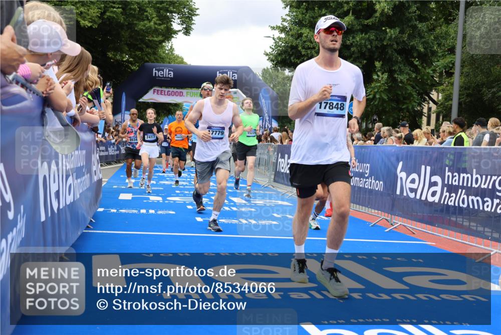 29.06.2025 - hella hamburg halbmarathon Strokosch-Dieckow http://msf.ph/oto/8534066 29.06.2025 10:57:16 Ziel 1387, 1877, 2417, 2676, 4167, 4940, 5926, 6272, 8585, 9450, 9577, 9884, 9934, 10383, 11590, 11612, 12014, 12590, 13664, 13750, 14139, 15110, 15229, 15664, 16625, 16830, 17160, 17660, 17779, 17848, 17993, 19184 meine-sportfotos.de